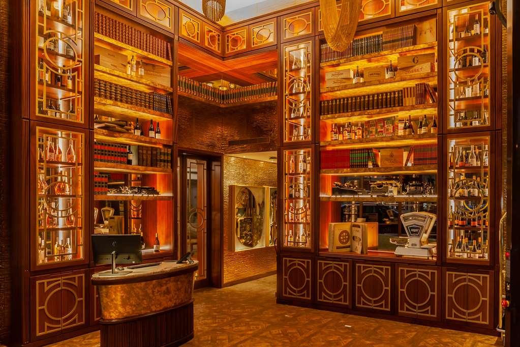 Wine & Books Lisboa Hotel エクステリア 写真 The interior of the Harry Potter store at Platform 9¾ at King's Cross