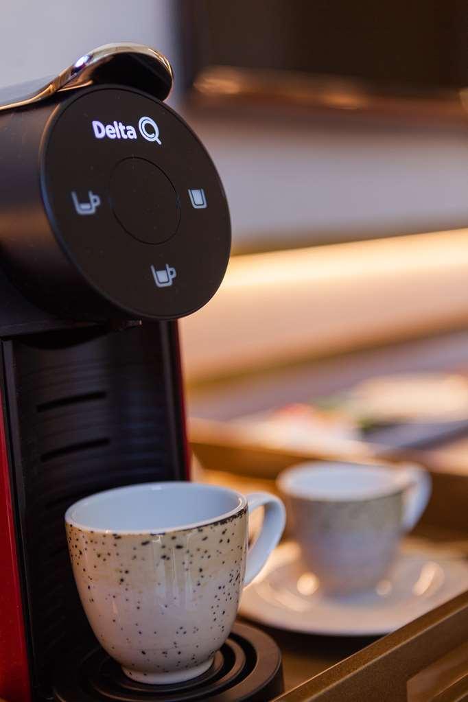 Wine & Books Lisboa Hotel 部屋 写真 A single serve coffee machine