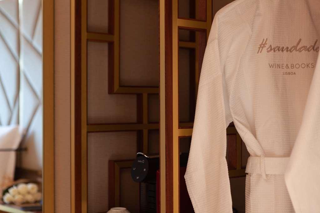 Wine & Books Lisboa Hotel 部屋 写真 A bathrobe