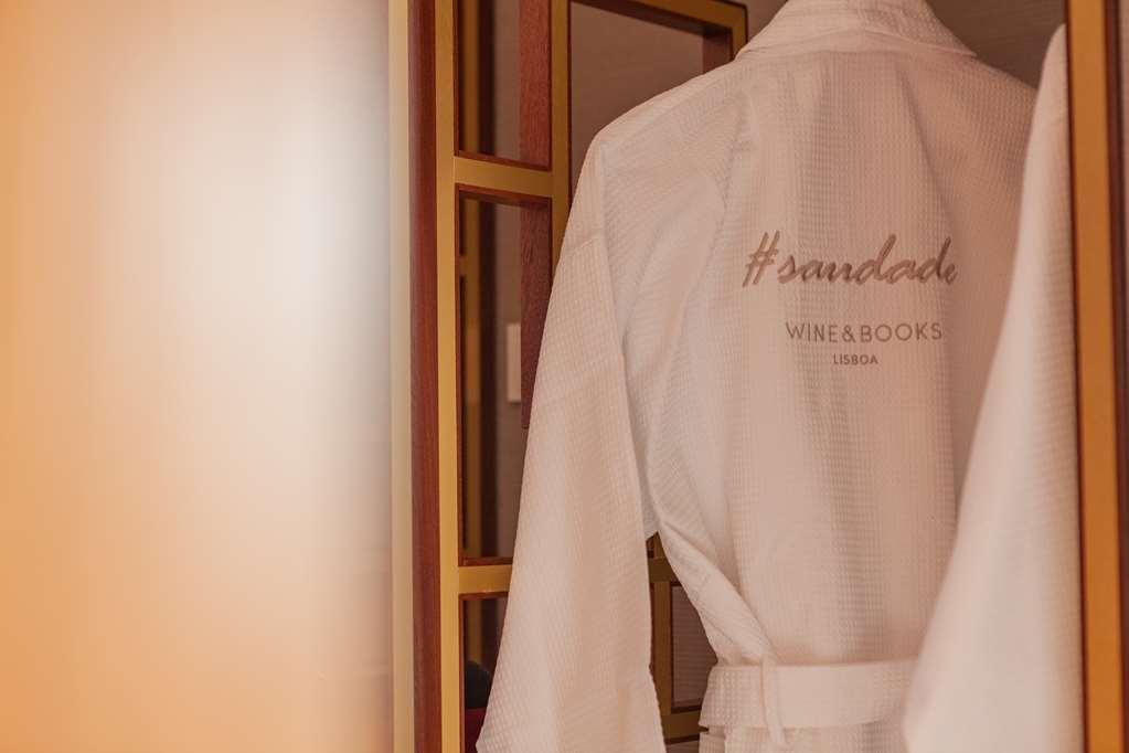 Wine & Books Lisboa Hotel 部屋 写真 A bathrobe