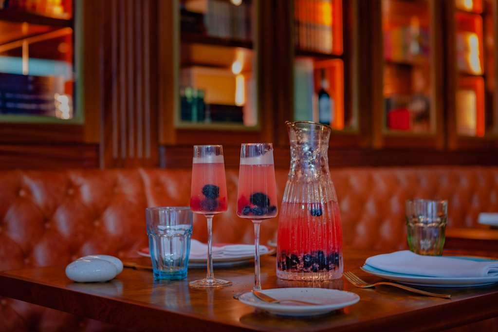 Wine & Books Lisboa Hotel レストラン 写真 A table at the restaurant