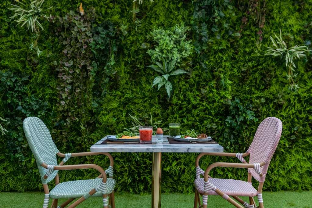 Wine & Books Lisboa Hotel レストラン 写真 Vertical garden
