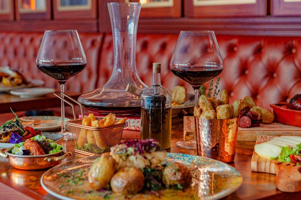Wine & Books Lisboa Hotel レストラン 写真 A wine decanter