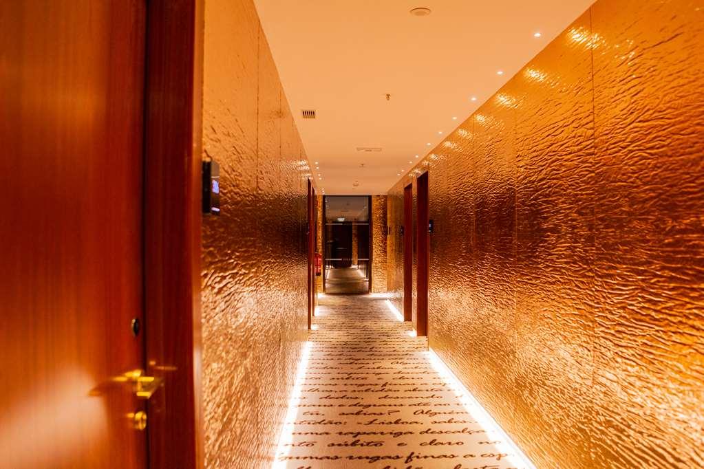 Wine & Books Lisboa Hotel 設備 写真 A corridor at the hotel