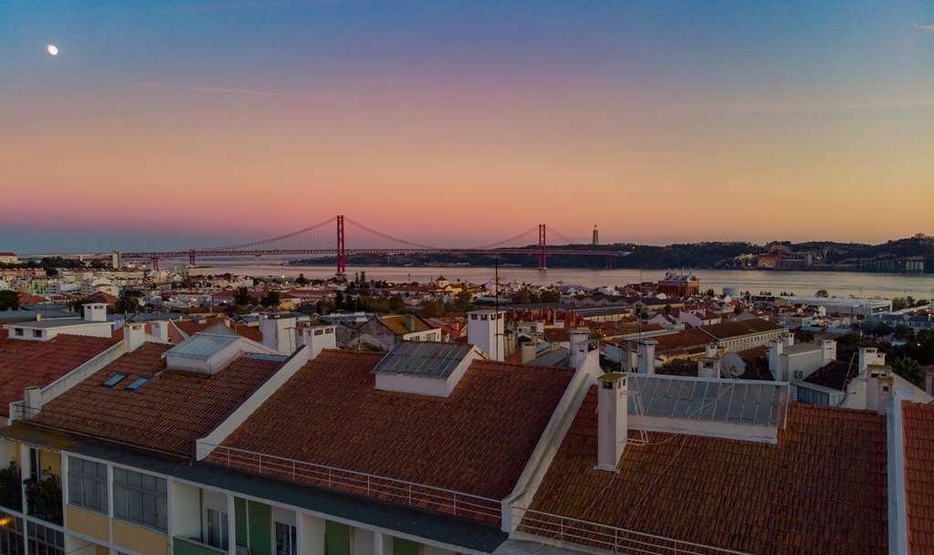 Wine & Books Lisboa Hotel 設備 写真 View of the roofs of the houses of the parish of Santo Estêvão.
