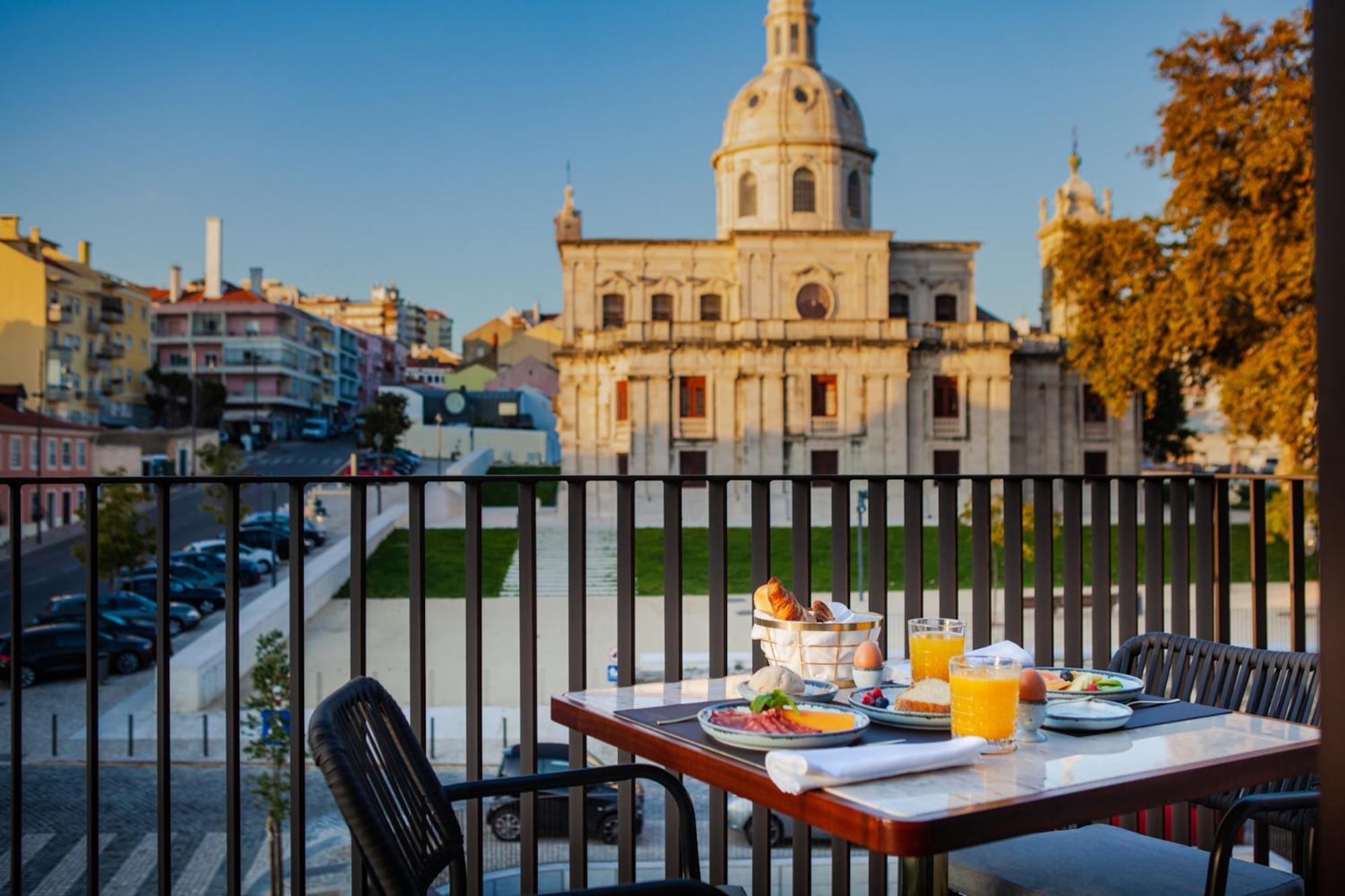 Wine & Books Lisboa Hotel エクステリア 写真 Breakfast at the hotel