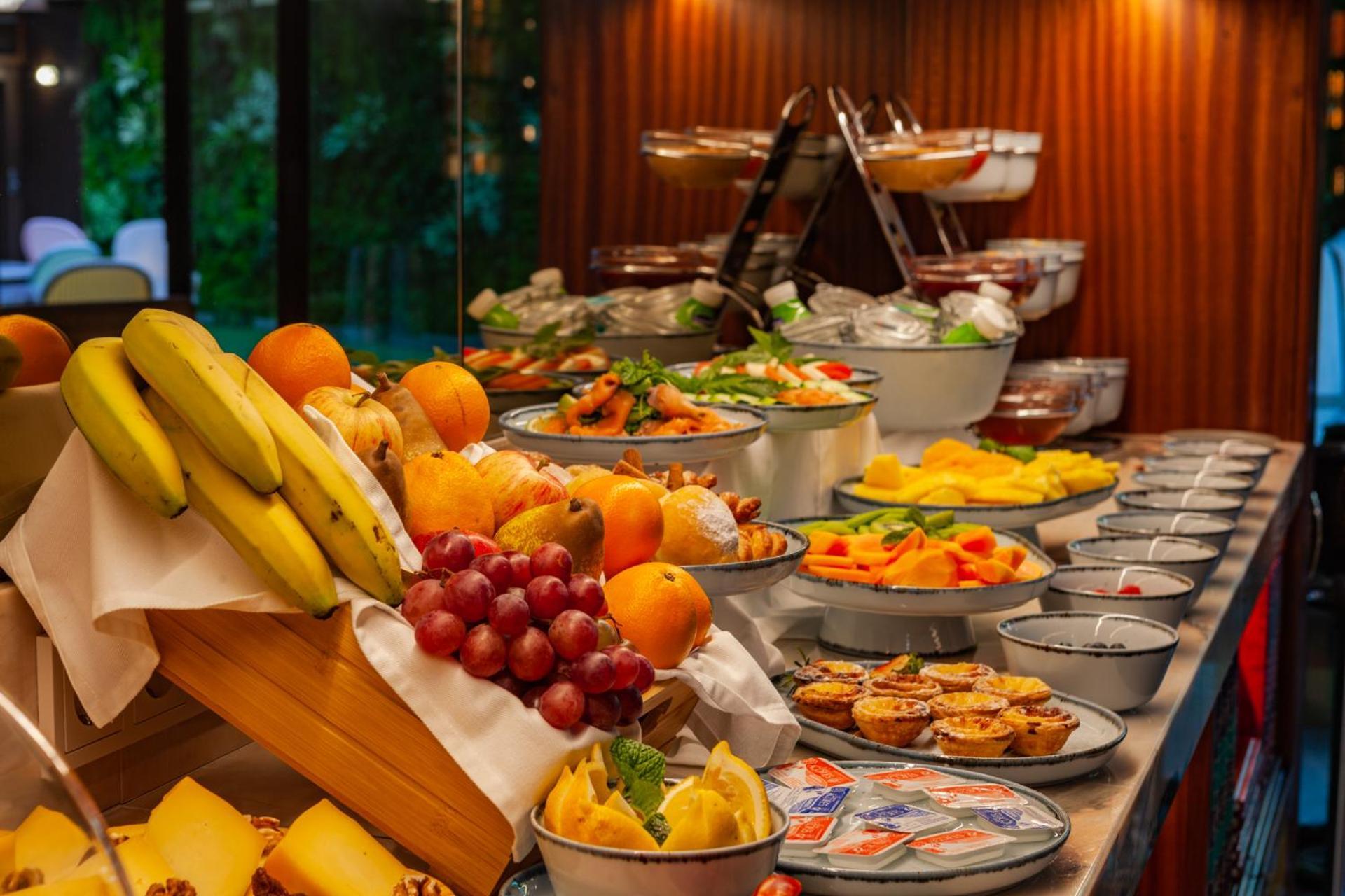 Wine & Books Lisboa Hotel エクステリア 写真 A buffet at a hotel