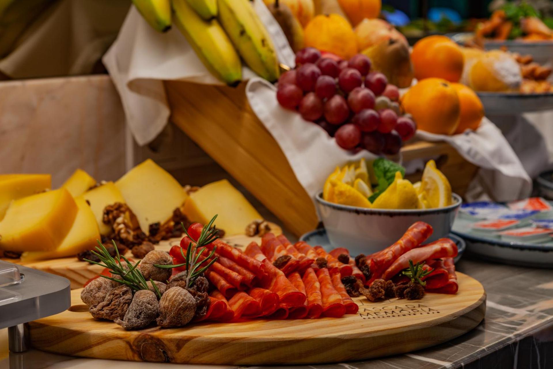 Wine & Books Lisboa Hotel エクステリア 写真 A selection of fruit and cheese