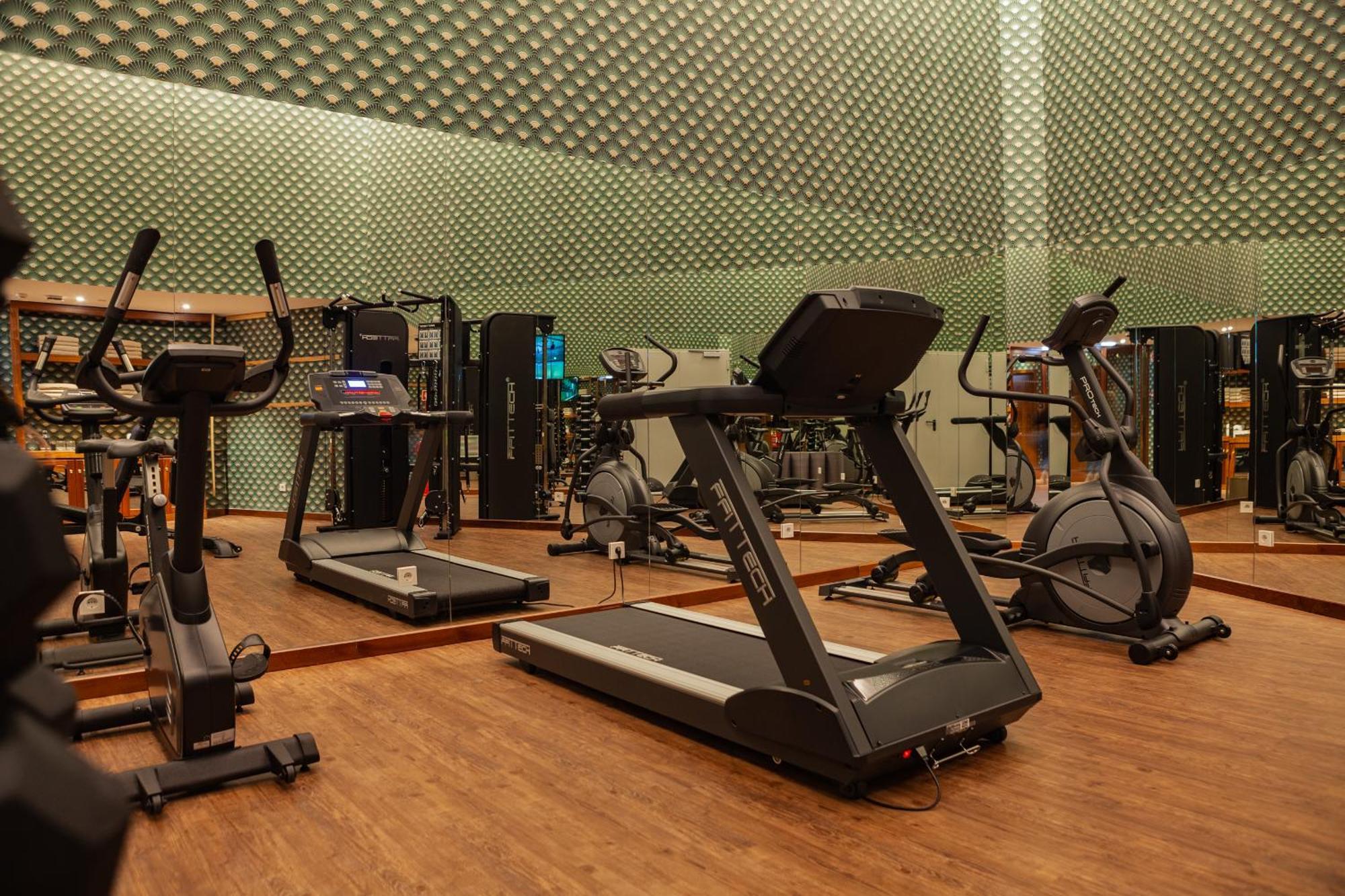 Wine & Books Lisboa Hotel エクステリア 写真 A gym in a hotel