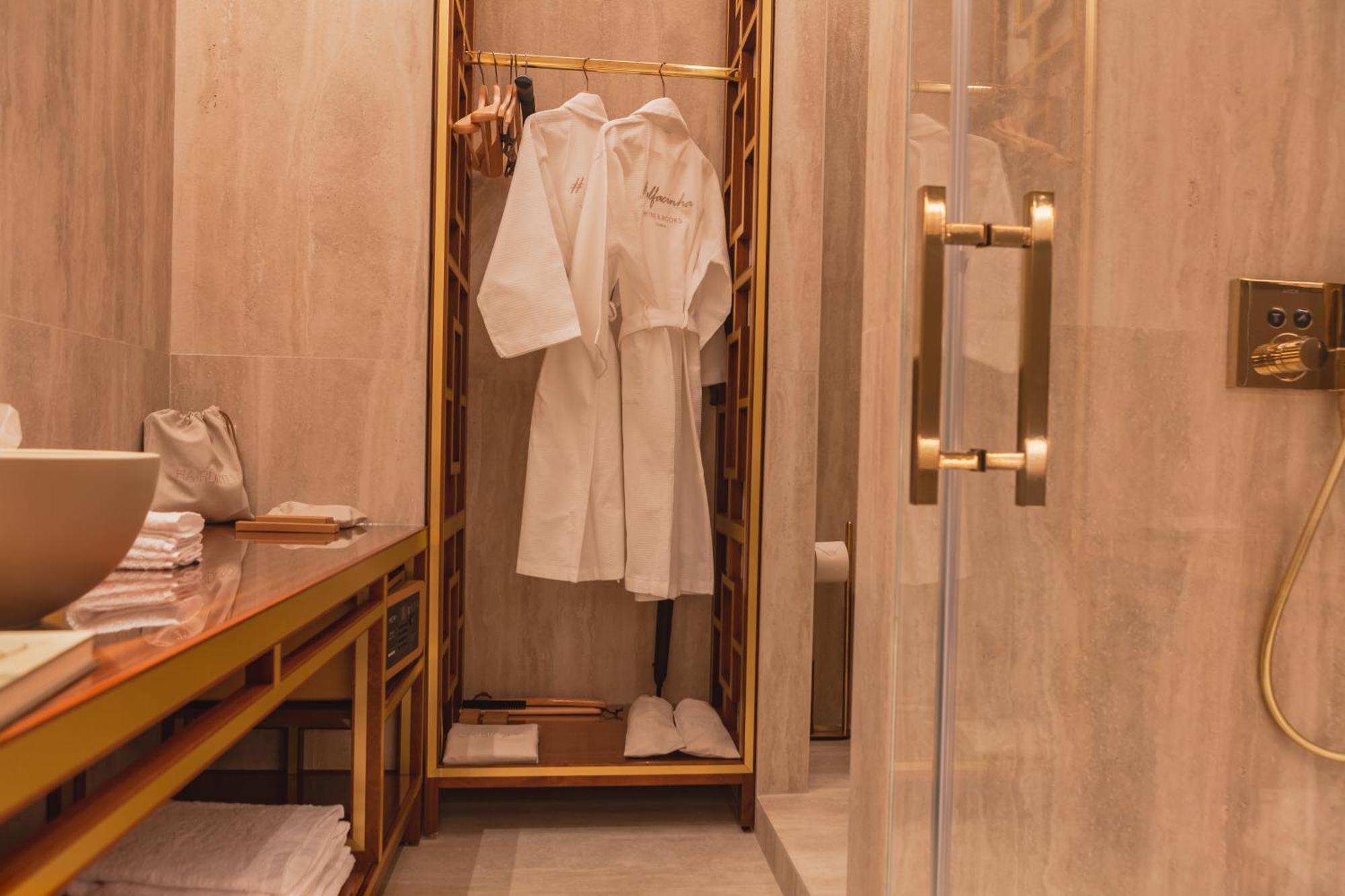 Wine & Books Lisboa Hotel 部屋 写真 A bathrobe in a hotel bathroom